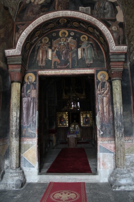 Gračanican luostarin synkkäsävyinen kirkko on pieni mutta sisältä vaikuttava.