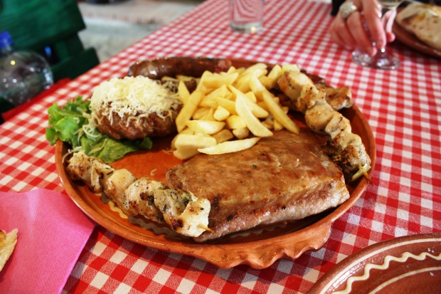 Etno Kucan grillilautanen ennen ateriaa. Huom. kuvasta puuttuu jo yksi kebakko ja tämä on "puolikas annos", 6 euroa.