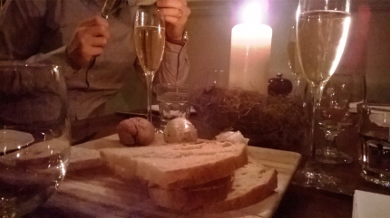 Pre-alkupaloja shampanjan kanssa, leipää ja levitteitä: Sourdough with homemade butter, whipped lard, liver parfait.